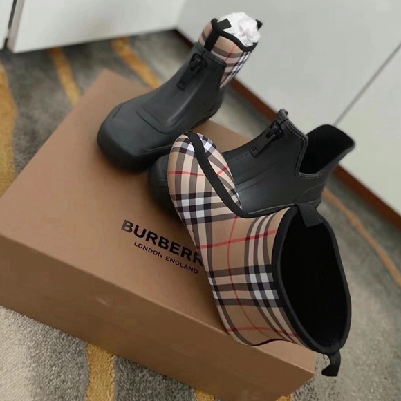 New in box Burberry rain boots with check lining - Picture 2 of 9